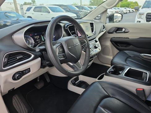 Used 2023 Chrysler Pacifica Touring-L FWD image 14