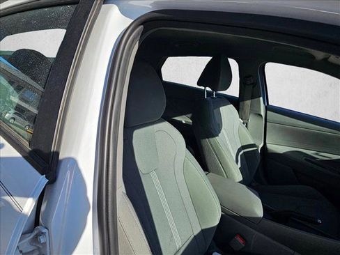 Used 2024 Hyundai Elantra SE image 18