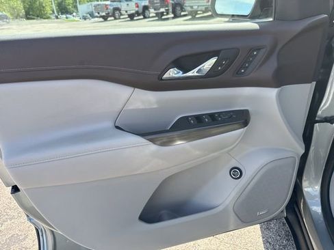 Used 2023 GMC Acadia SLT w/ Technology Package FWD image 27