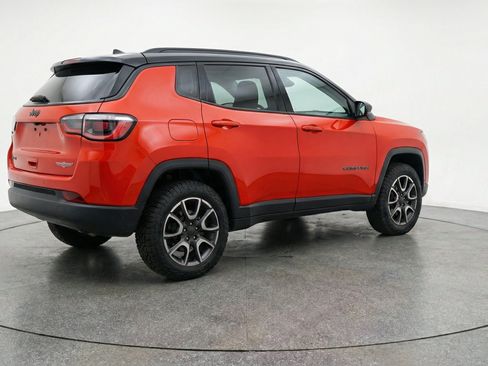 Used 2025 Jeep Compass Trailhawk AWD/4WD image 9