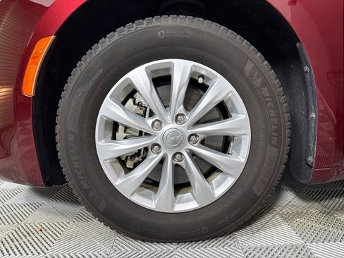 Used 2018 Chrysler Pacifica Touring-L Plus FWD image 17