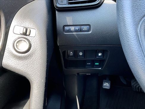 Used 2020 Nissan Rogue S FWD image 30