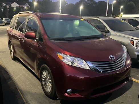 Used 2017 Toyota Sienna XLE w/ XLE Navigation Package image 6