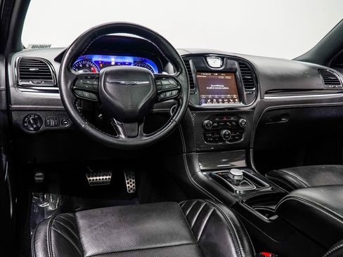 Used 2023 Chrysler 300 C image 5