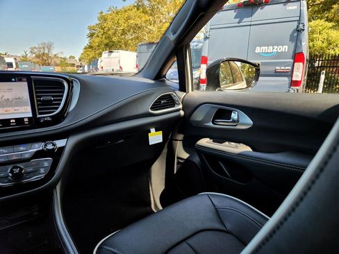 New 2026 Chrysler Pacifica Limited w/ Uconnect Theater Family Group image 29