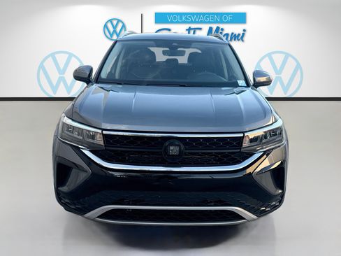 Certified 2024 Volkswagen Taos SE FWD image 2