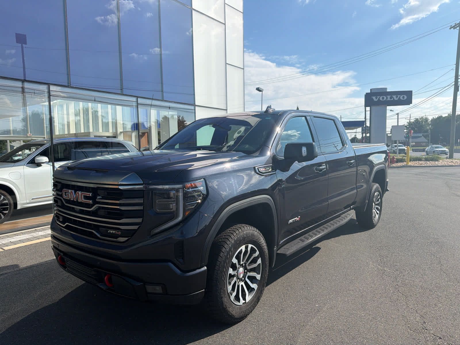 Used 2022 GMC Sierra 1500 AT4 w/ Technology Package AWD/4WD image 5