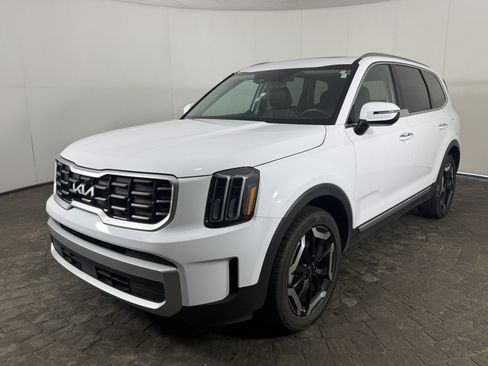 Used 2025 Kia Telluride S FWD image 3