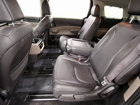 Certified 2025 Kia Carnival EX image 15