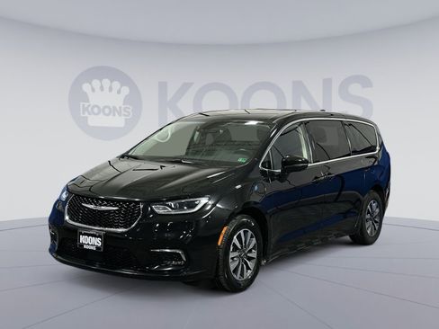 Used 2022 Chrysler Pacifica Touring-L w/ Uconnect Theater Family Group image 1
