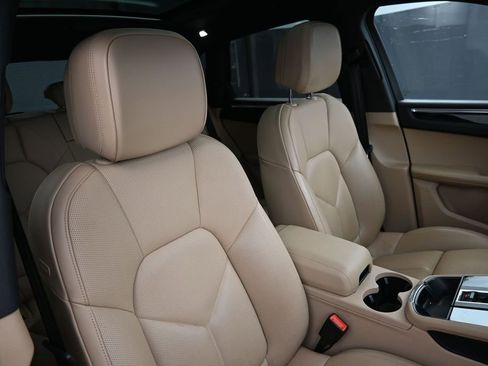 Certified 2023 Porsche Macan AWD/4WD image 26