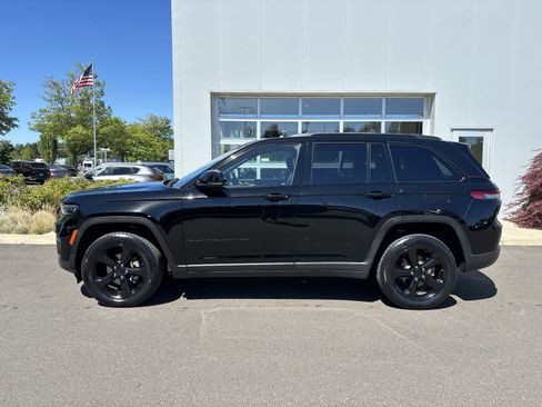 Certified 2023 Jeep Grand Cherokee Altitude AWD/4WD image 2
