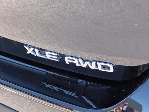 Used 2020 Toyota Highlander XLE AWD/4WD image 9