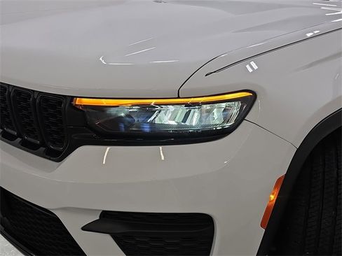 Used 2023 Jeep Grand Cherokee Altitude image 30