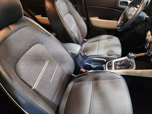 Used 2021 Hyundai Venue FWD image 29