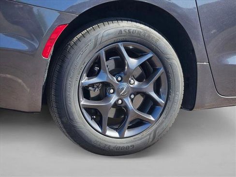 Used 2020 Chrysler Pacifica Touring w/ Advanced Safetytec Group FWD image 14