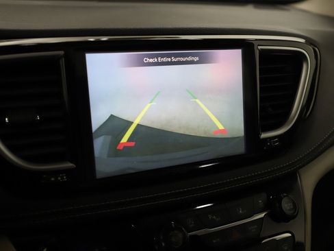 Used 2023 Chrysler Pacifica Limited FWD image 25