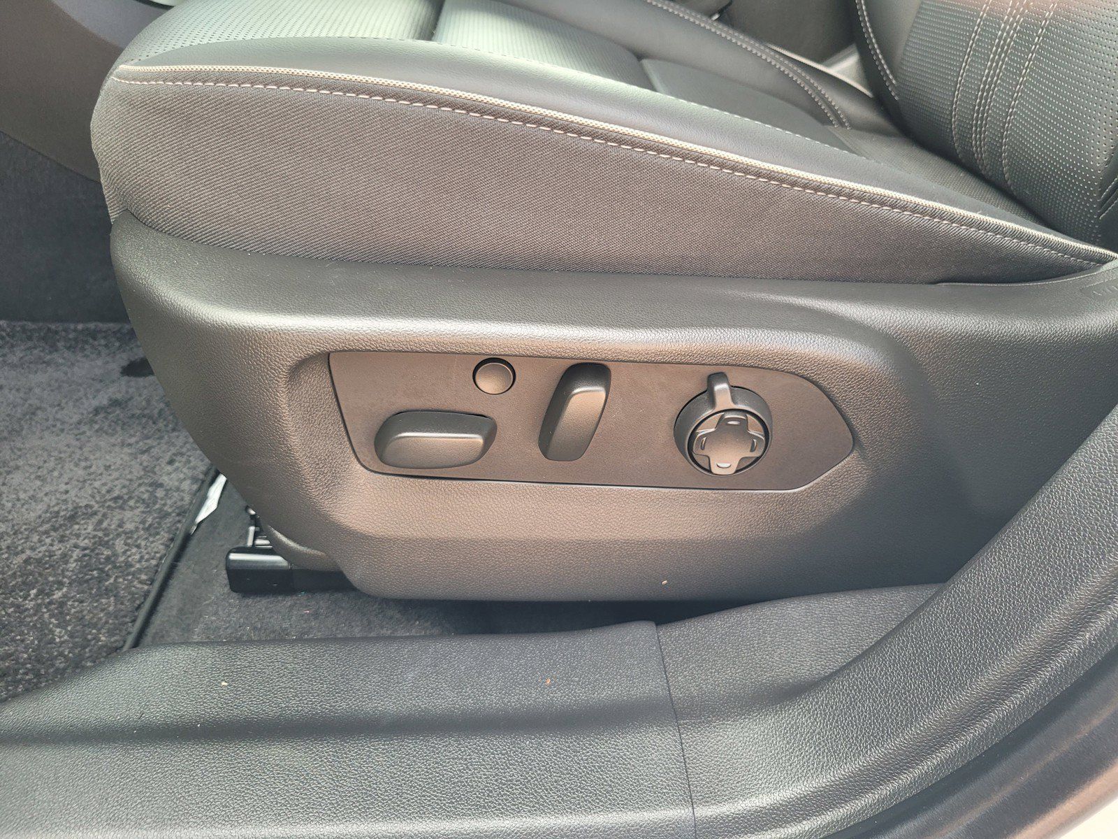 Used 2024 Buick Envision Avenir AWD/4WD image 10