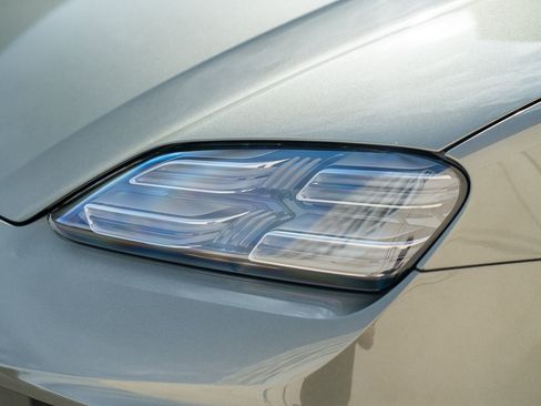 Certified 2025 Porsche Macan Turbo Electric AWD/4WD image 29