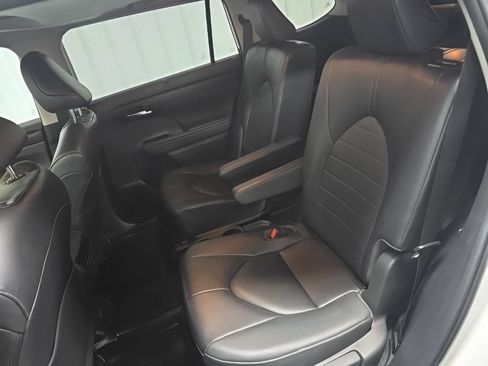 Used 2023 Toyota Highlander XLE AWD/4WD image 32