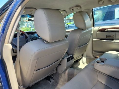 Used 2011 Lincoln Town Car Signature Limited RWD image 11