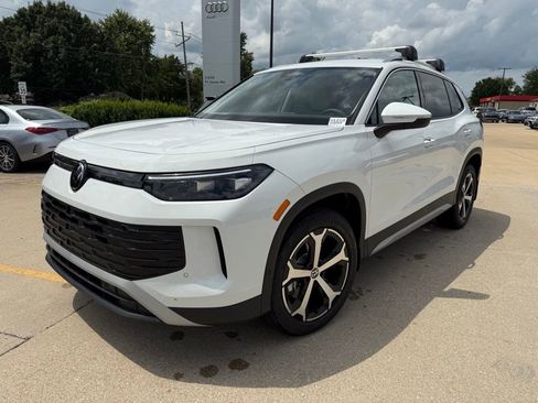 New 2025 Volkswagen Tiguan SE image 3