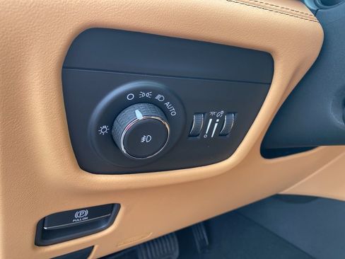 New 2025 Jeep Grand Cherokee Summit image 17