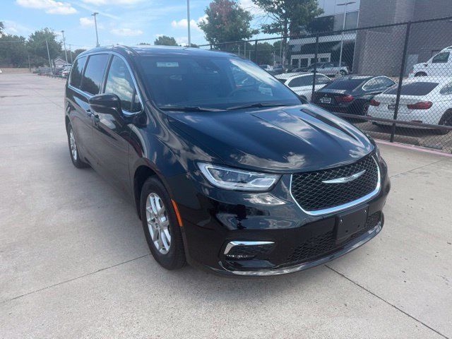 Used 2025 Chrysler Pacifica Select FWD image 2