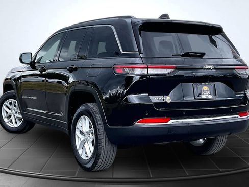 Used 2023 Jeep Grand Cherokee Laredo X AWD/4WD image 4