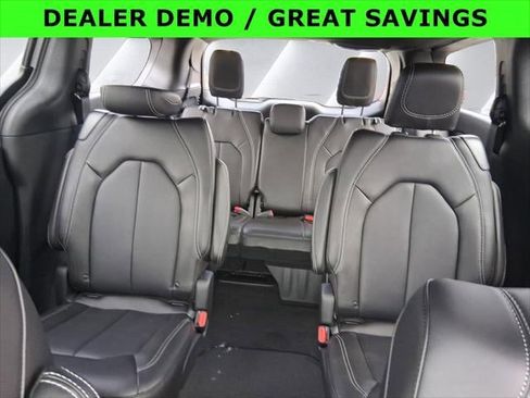 New 2026 Chrysler Pacifica Select image 30