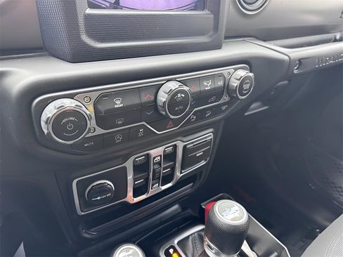 Used 2018 Jeep Wrangler Unlimited Sport S image 28