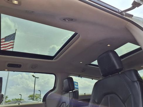 Used 2019 Chrysler Pacifica Limited FWD image 10