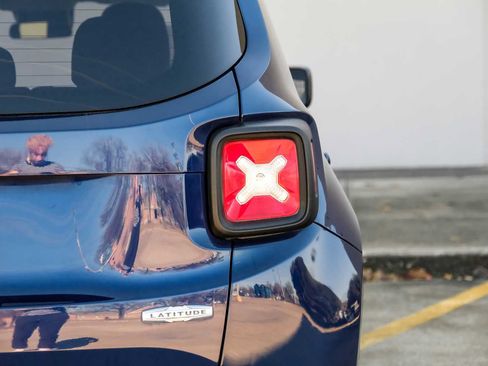 Used 2017 Jeep Renegade Latitude w/ Cold Weather Group image 46