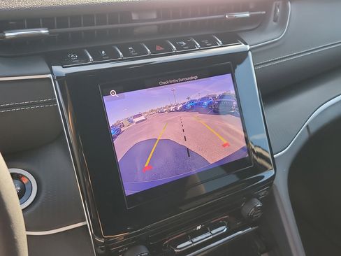 Used 2025 Jeep Grand Cherokee Laredo w/ MOPAR Finishing Package image 21