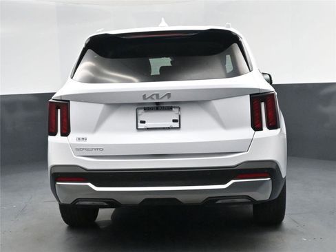 Used 2025 Kia Sorento S image 13