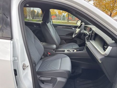 New 2026 Volkswagen Tiguan SE R-Line image 8