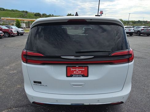 Used 2023 Chrysler Pacifica Touring-L FWD image 7