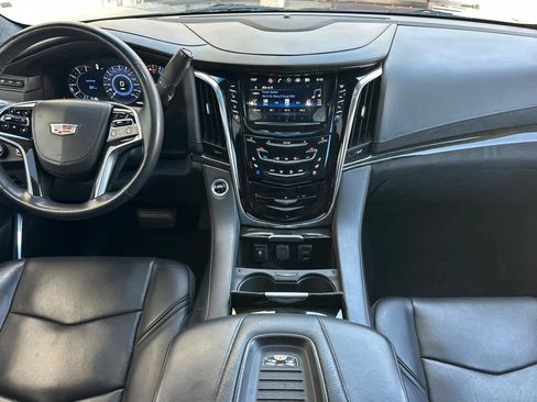 Used 2018 Cadillac Escalade Platinum AWD/4WD image 3