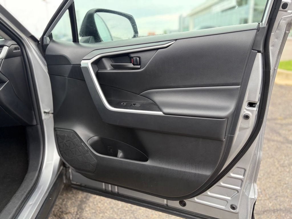 Used 2025 Toyota RAV4 LE AWD/4WD image 15