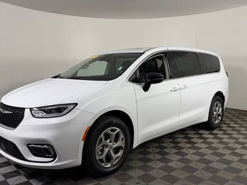 Used 2024 Chrysler Pacifica Limited AWD/4WD image 3