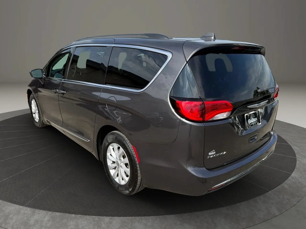 Used 2017 Chrysler Pacifica Touring-L FWD image 9