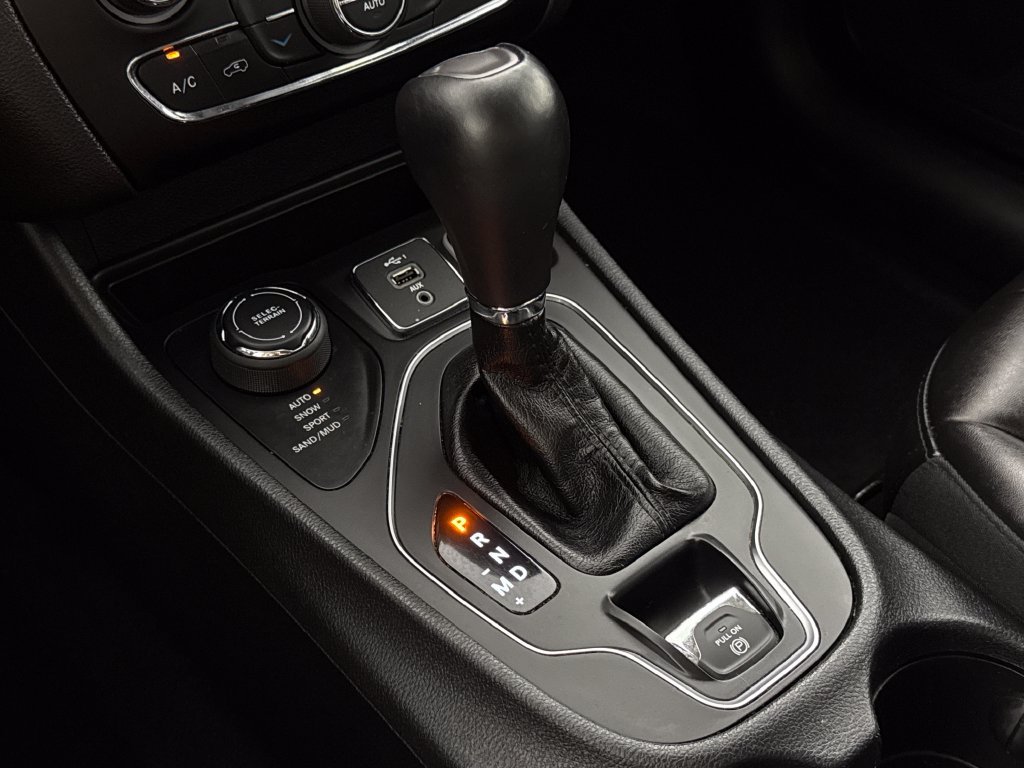 Used 2019 Jeep Cherokee Latitude Plus w/ Comfort/Convenience Group AWD/4WD image 21