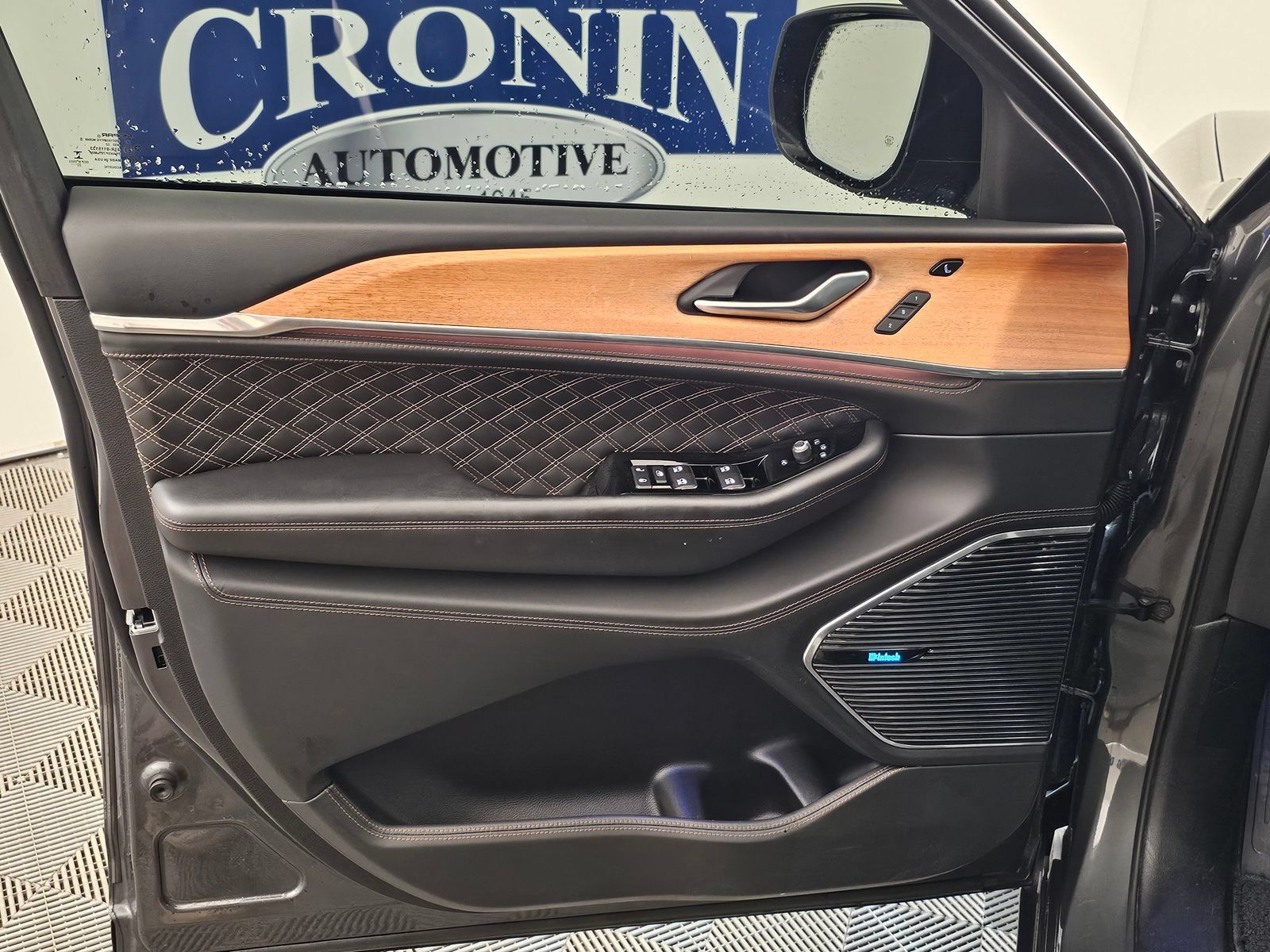 Used 2022 Jeep Grand Cherokee Summit AWD/4WD image 2