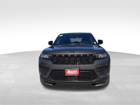 New 2025 Jeep Grand Cherokee Altitude image 9