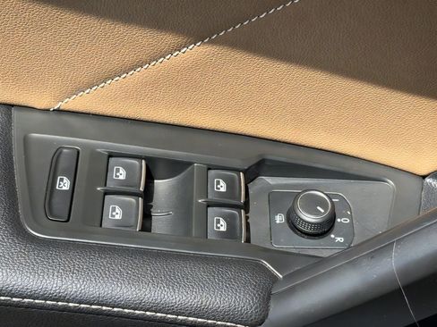 Used 2022 Volkswagen Tiguan SE FWD image 16