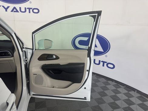 Used 2022 Chrysler Pacifica Limited FWD image 37