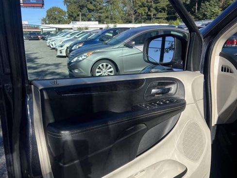 Used 2013 Chrysler Town & Country Touring image 8