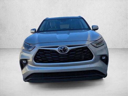Used 2023 Toyota Highlander XLE image 2