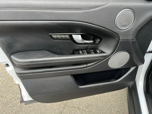 Used 2018 Land Rover Range Rover Evoque SE Premium image 18