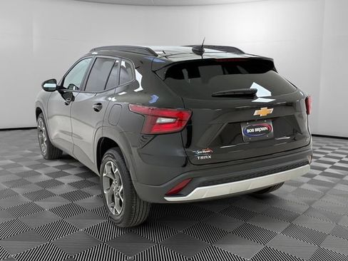 Certified 2025 Chevrolet Trax LT w/ Driver Confidence Package FWD image 3